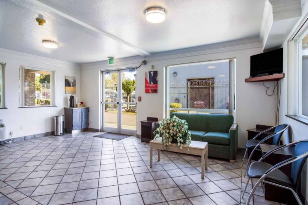 Lobby at Motel6 Portland, OR  Mall 205, PORTLAND - OR