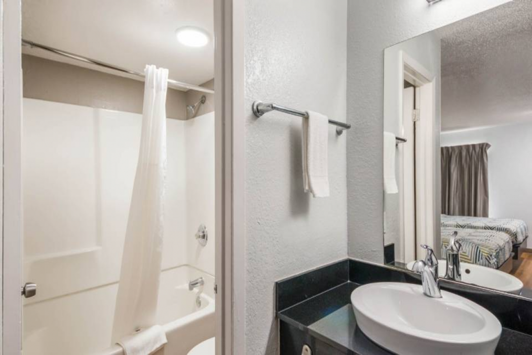 Studio6 Laredo, TX - North I 35 15/47