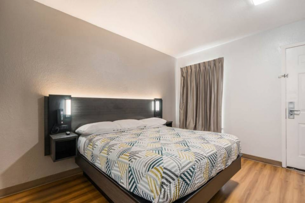 Studio6 Laredo, TX - North I 35 11/47