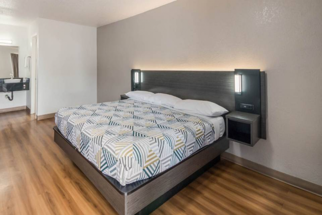 Studio6 Laredo, TX - North I 35 12/47