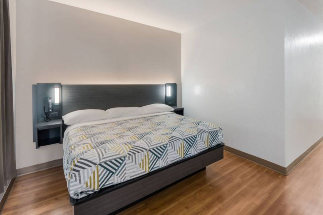 Studio6 Laredo, TX - North I 35 10/47