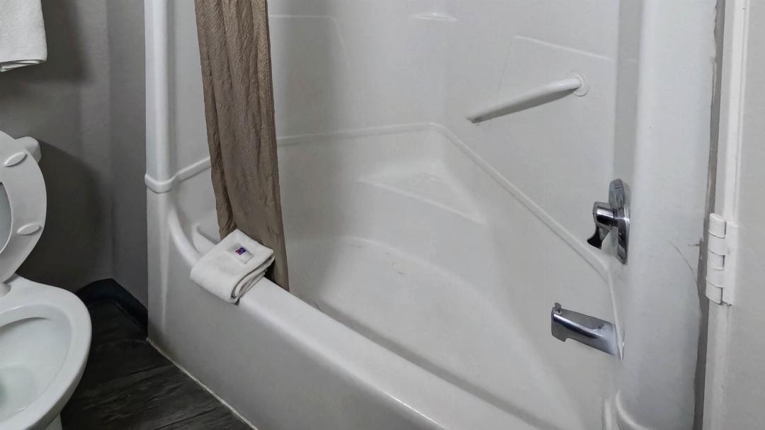 2 FULL BEDS MOBILITY ACCESSIBLE TUB