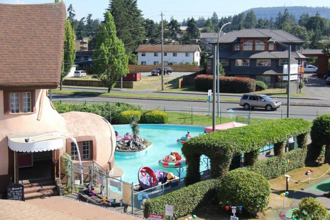 Sea Edge Beachside Hotel in PARKSVILLE - BIRTISH COLUMBIA