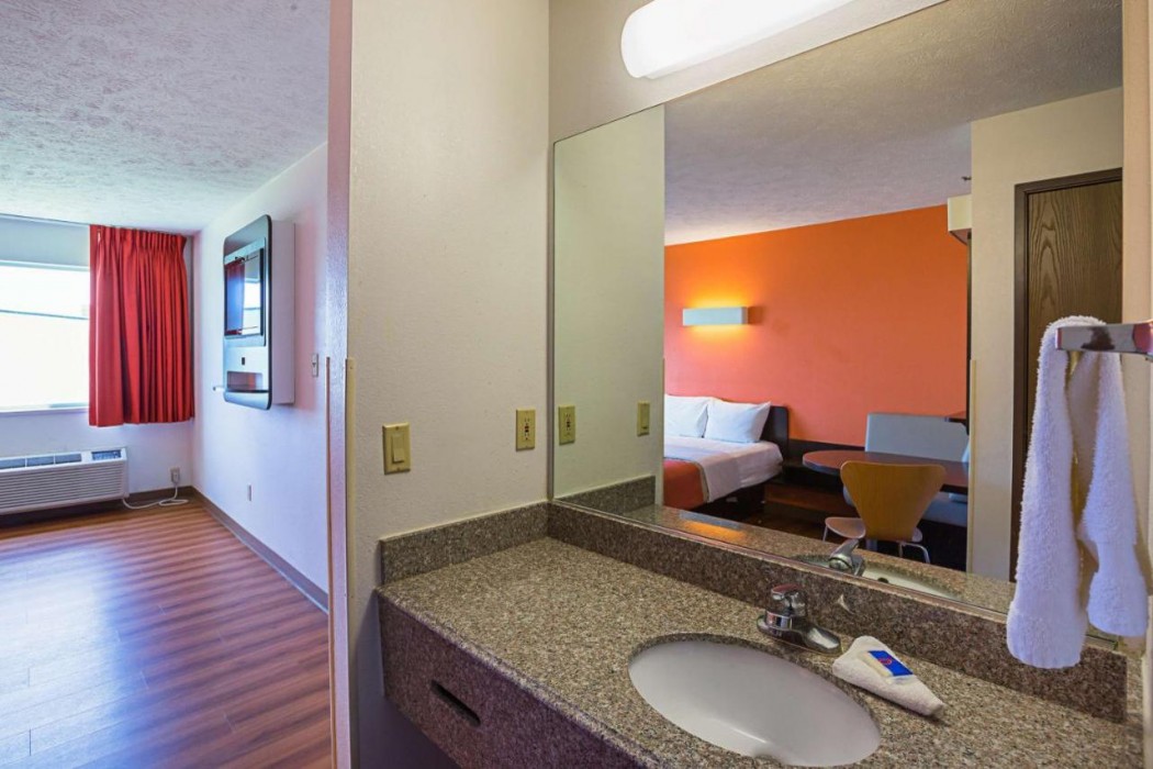 Motel6 Omaha, NE - IAT West 14/38