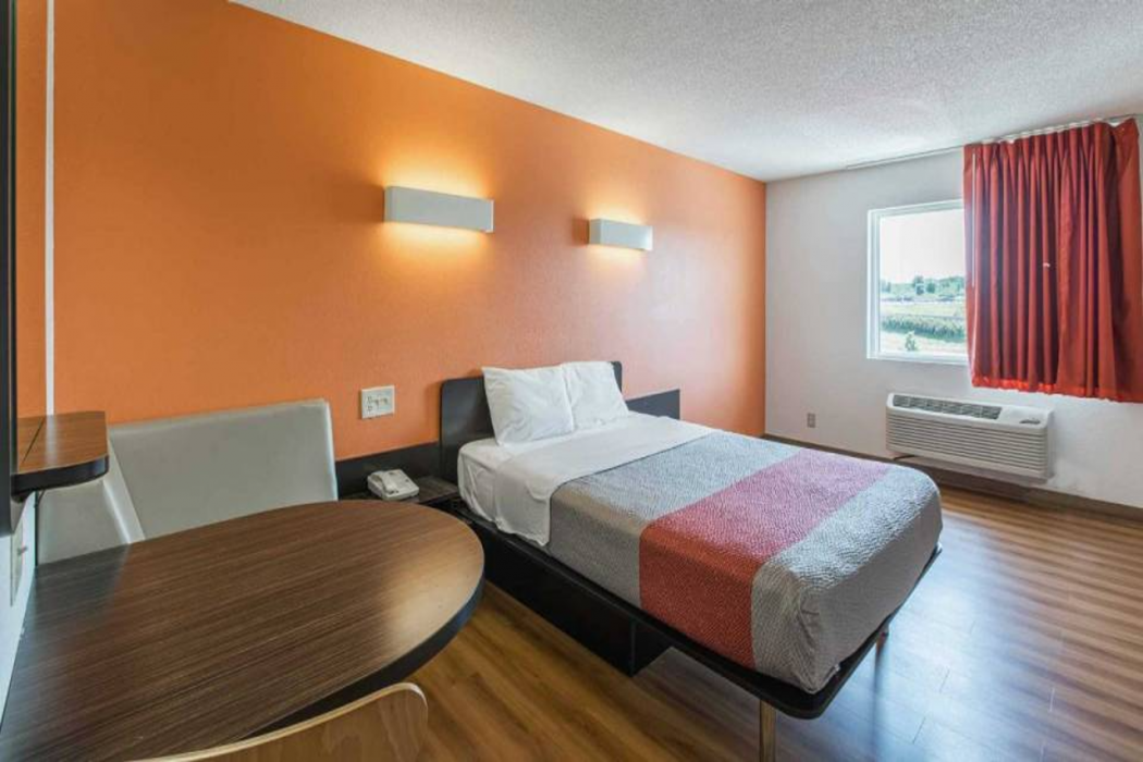 Motel6 Omaha, NE - Central 12/36
