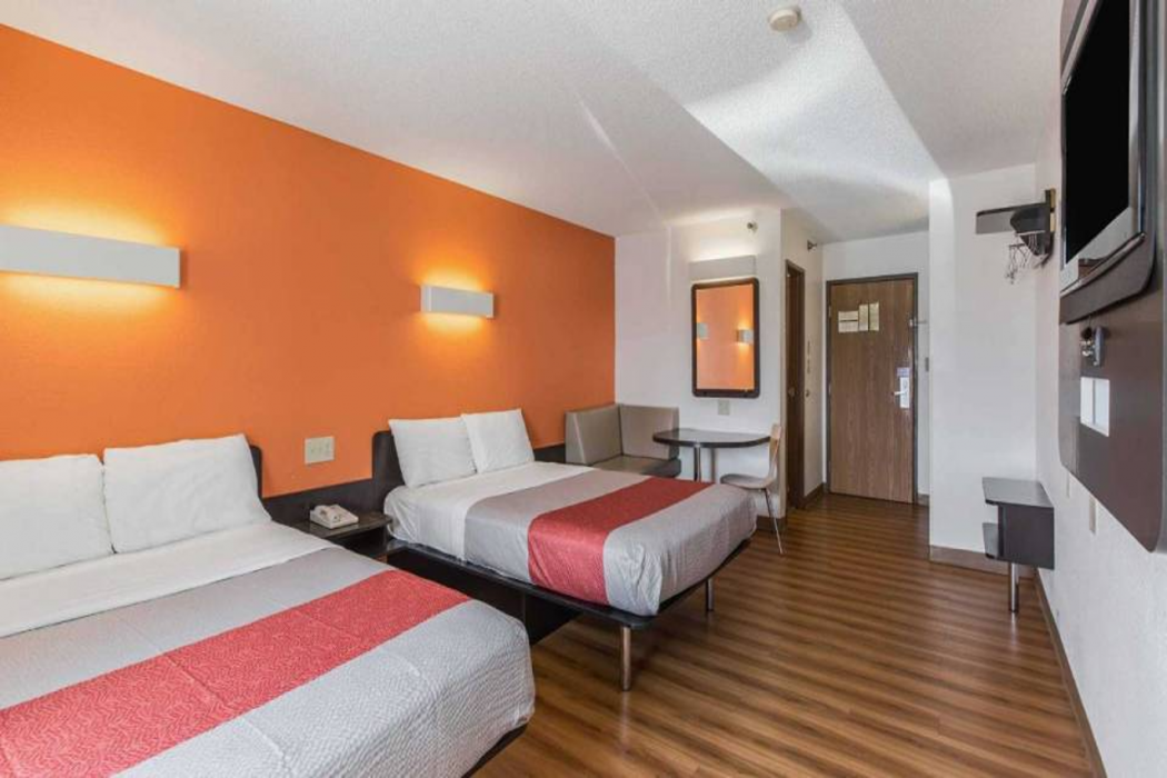 Motel6 Omaha, NE - Central 11/36