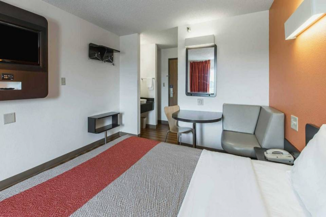 Motel6 Omaha, NE - Central 8/36