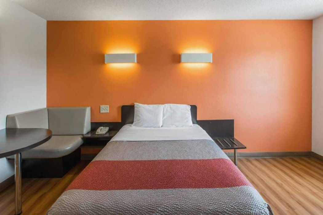 Motel6 Omaha, NE - Central 9/36