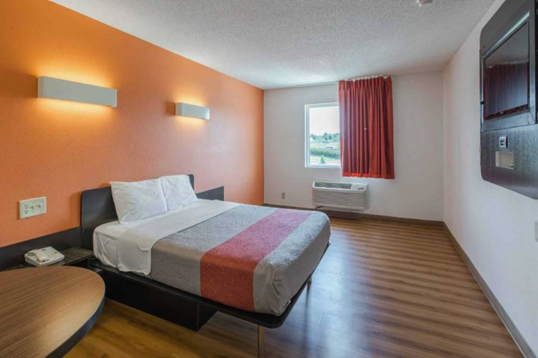 Motel6 Omaha, NE - Central 10/36