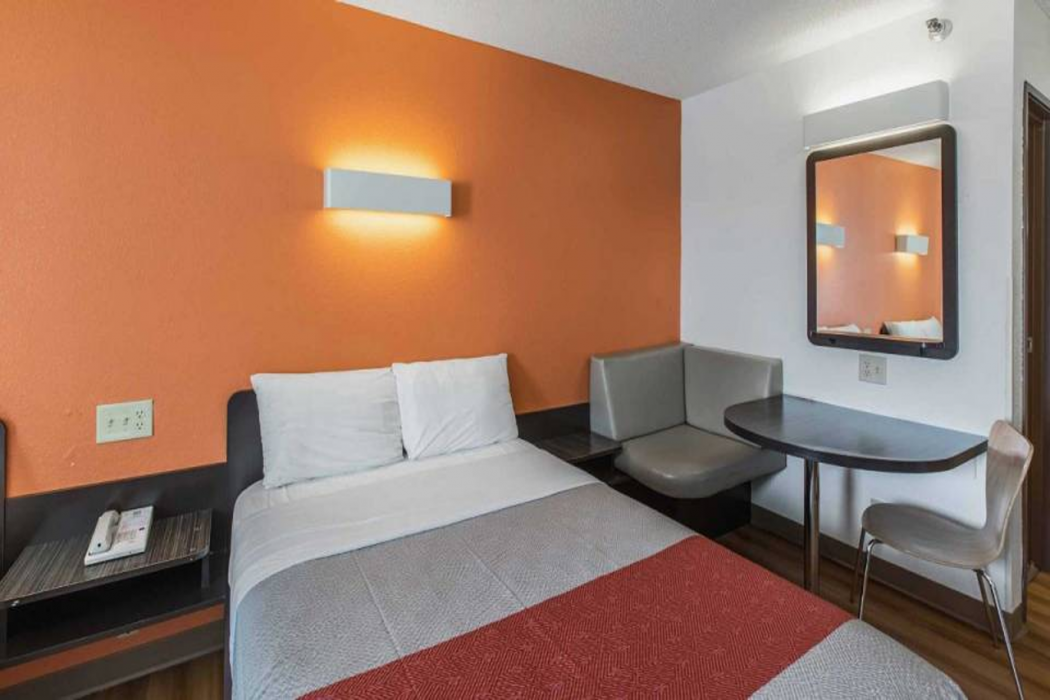 Motel6 Omaha, NE - Central 6/36