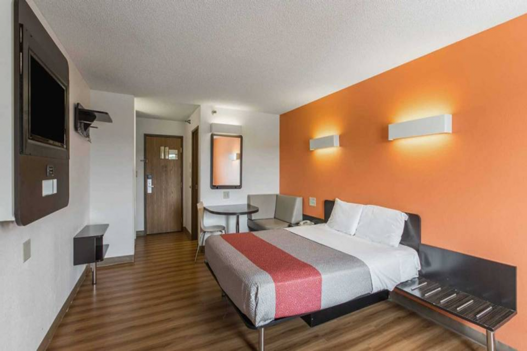 Motel6 Omaha, NE - Central 7/36