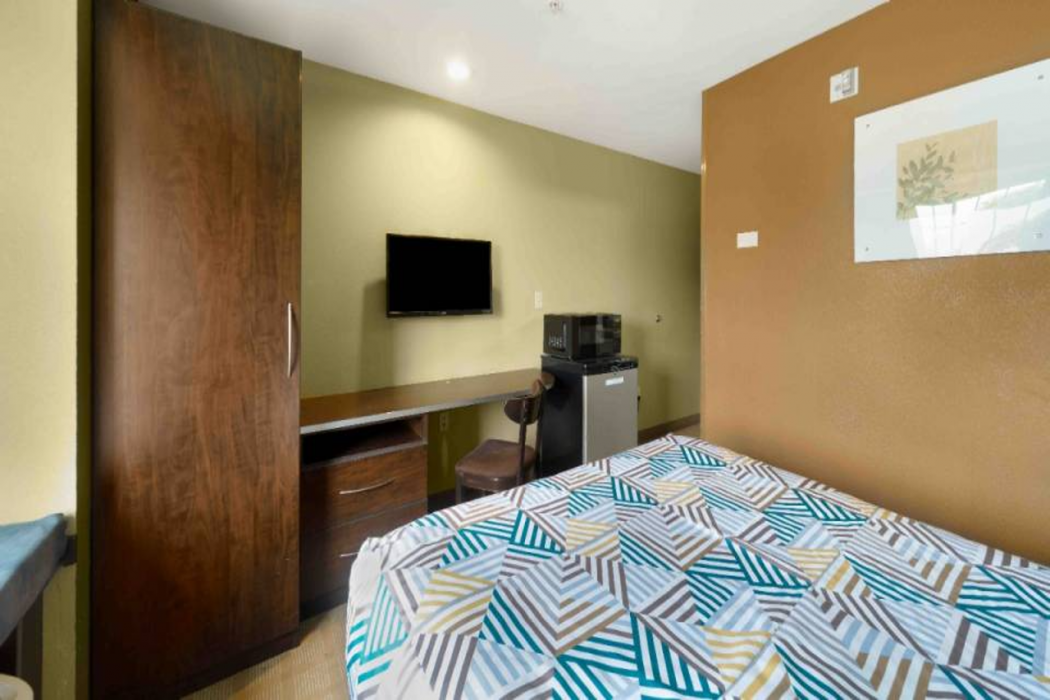 Studio6 Suites Breaux Bridge, LA 6/16