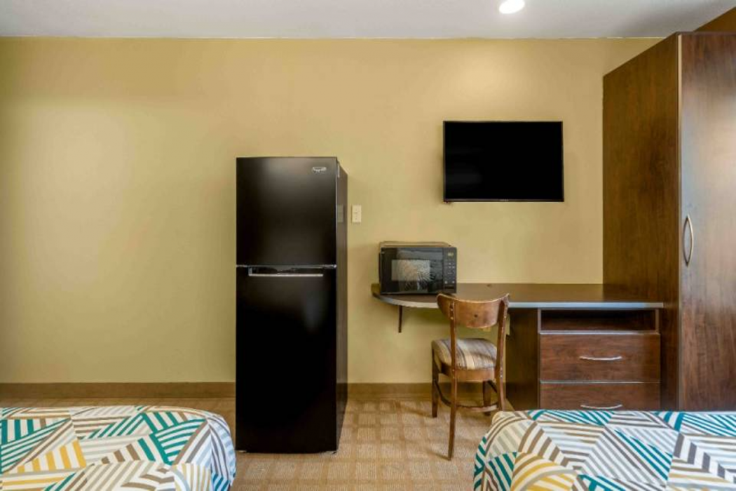 Studio6 Suites Breaux Bridge, LA 7/16