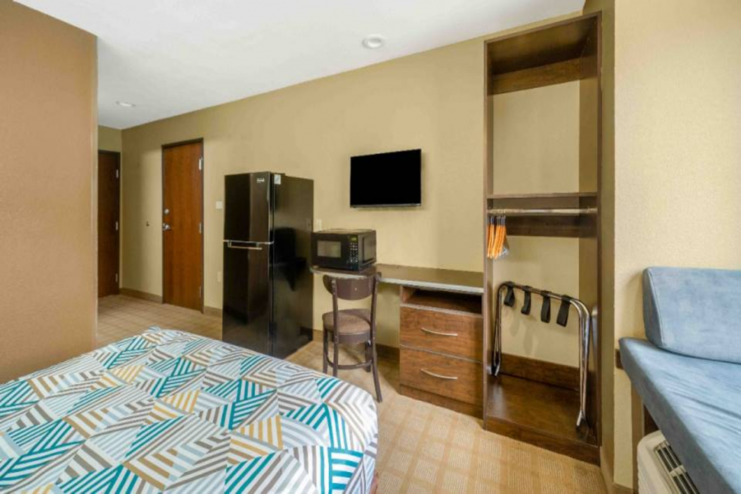 Studio6 Suites Breaux Bridge, LA 8/16