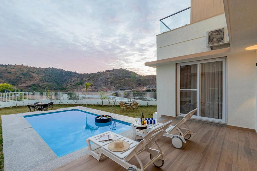 ELIVAAS Shourya Elite Sereno Luxe 4 BHK Villa With Pvt Pool and Garden 10/10