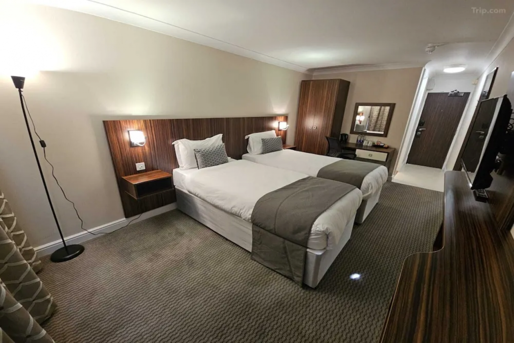 Dancenter Lux Resort London City M25 10/25