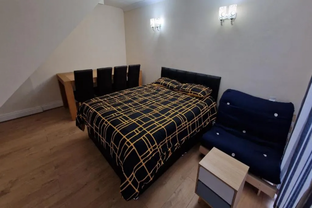 Room at SnoozeDen Chalvey - Free Parking, Near M4 J6, Stanwell