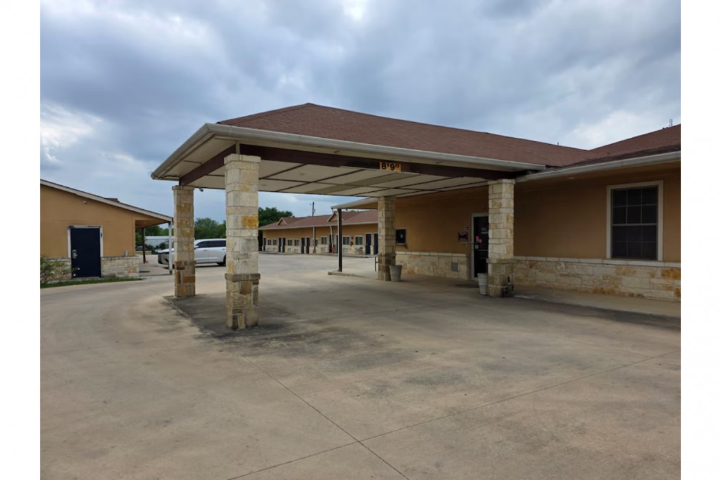 Atria Inn & Suites Kitchenette 6/43