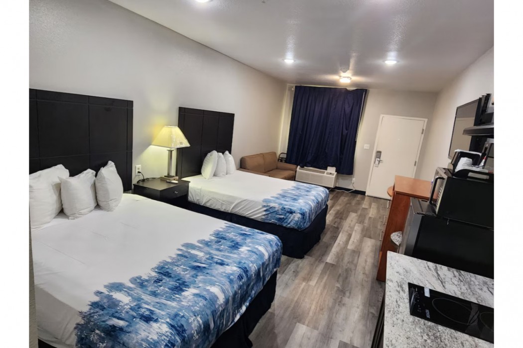Atria Inn & Suites Kitchenette 14/43