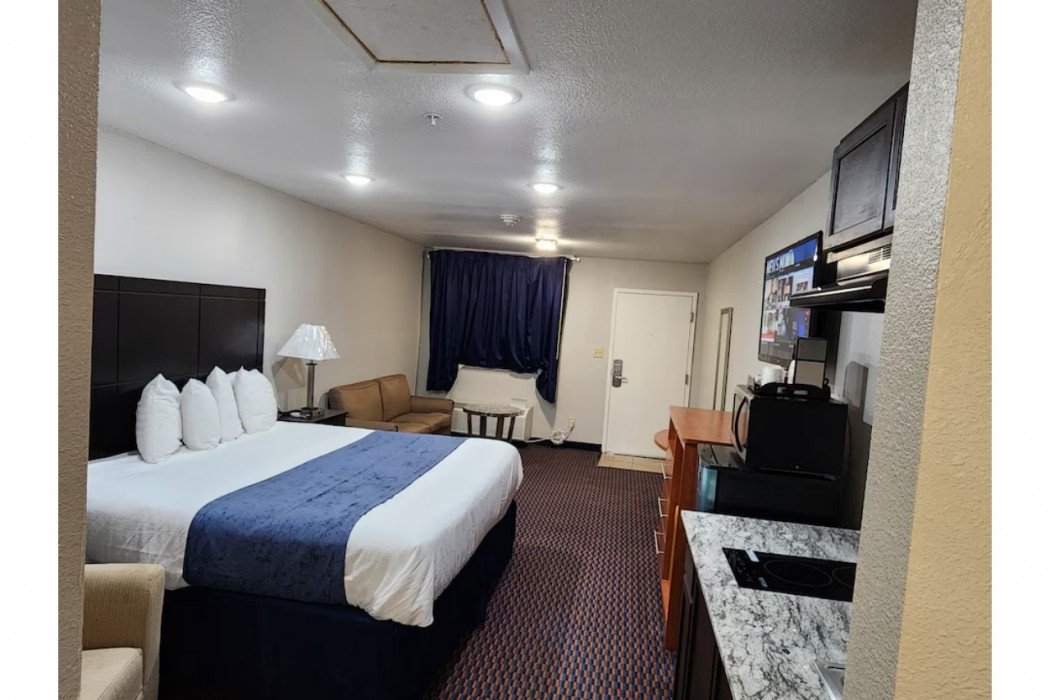 Atria Inn & Suites Kitchenette 12/43