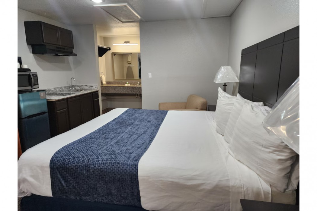 Atria Inn & Suites Kitchenette 15/43