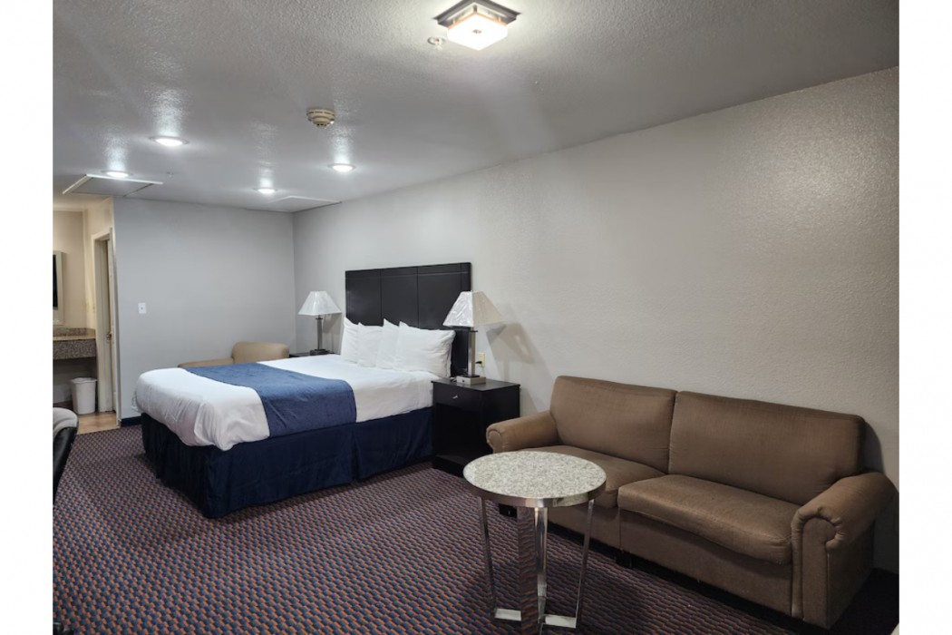 Atria Inn & Suites Kitchenette 11/43