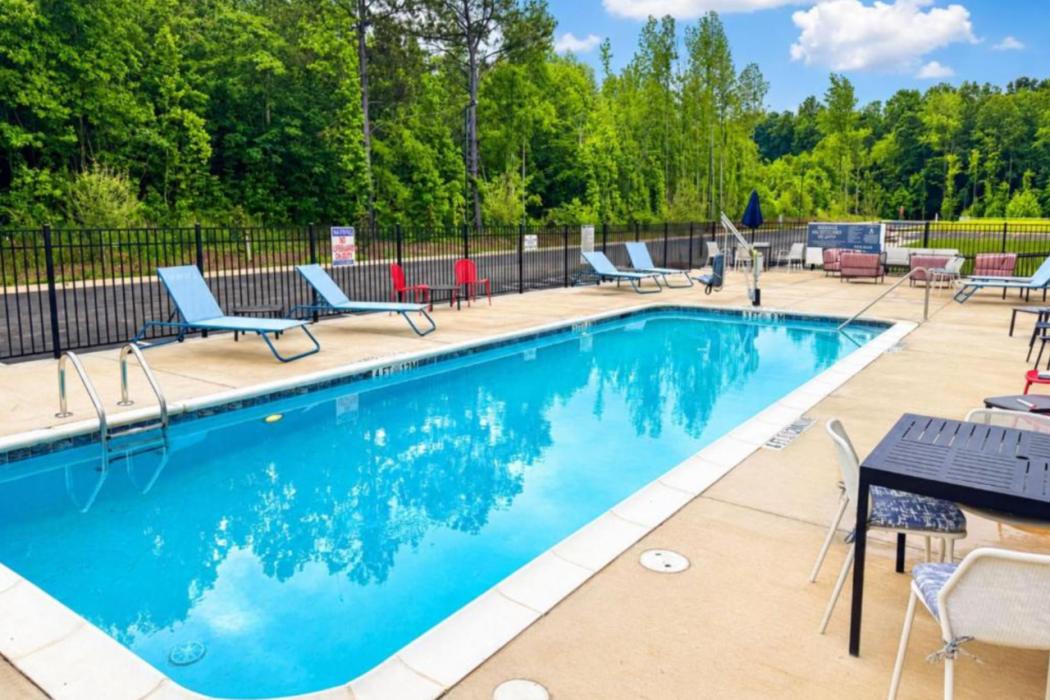La Quinta Inn & Suites by Wyndham Mebane 4/14