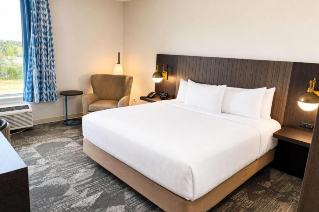 La Quinta Inn & Suites by Wyndham Mebane 10/14
