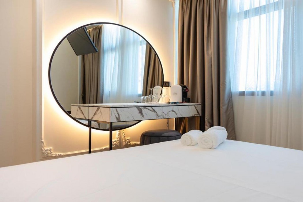 Hotel Adore 9/60