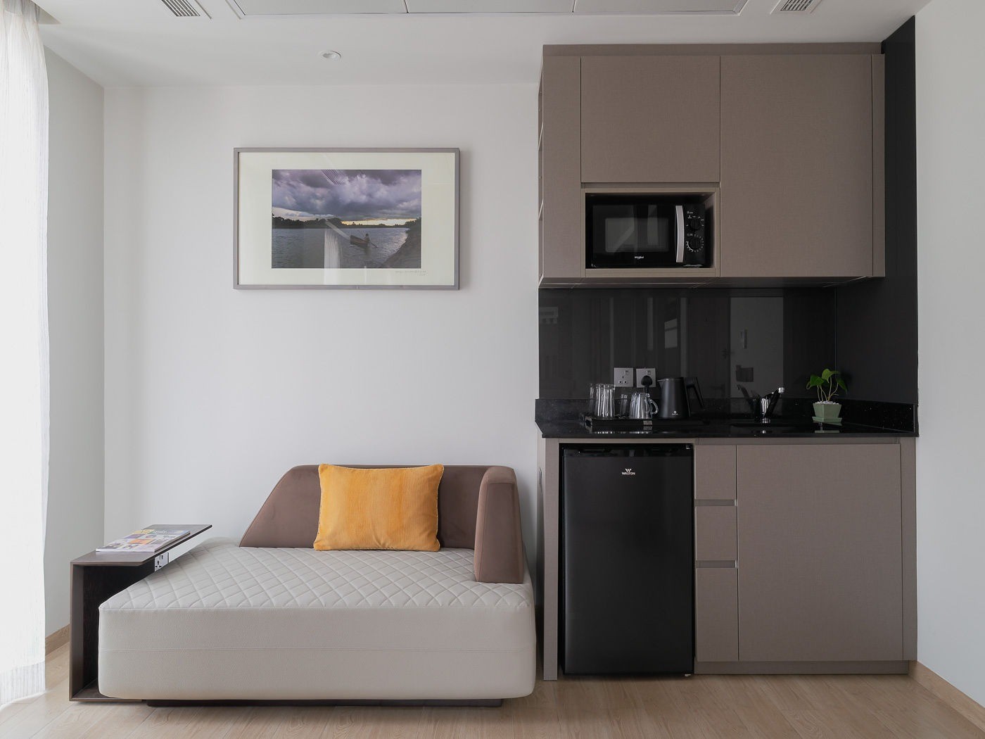 غرفة سوبيريور ديلوكس بسرير كينج، W Residence Living 2/6
