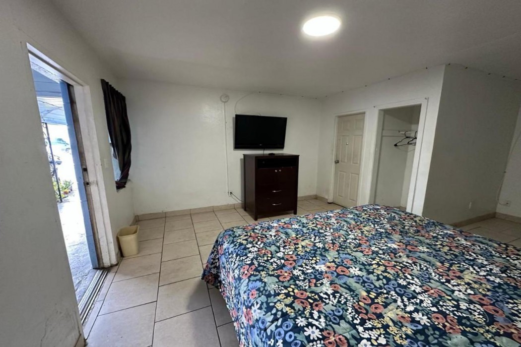 Antigua Motel by OYO Tampa US - 41 12/22