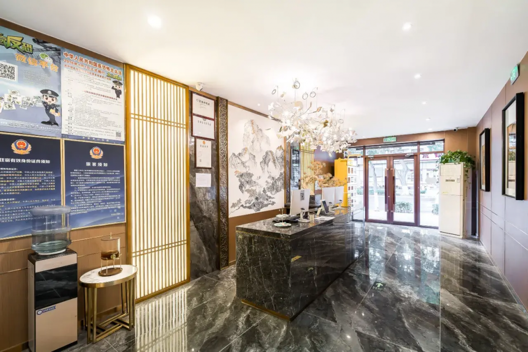 Chonpines Hotel (Beijing Wangfujing Nanluoguxiang Store) 10/33