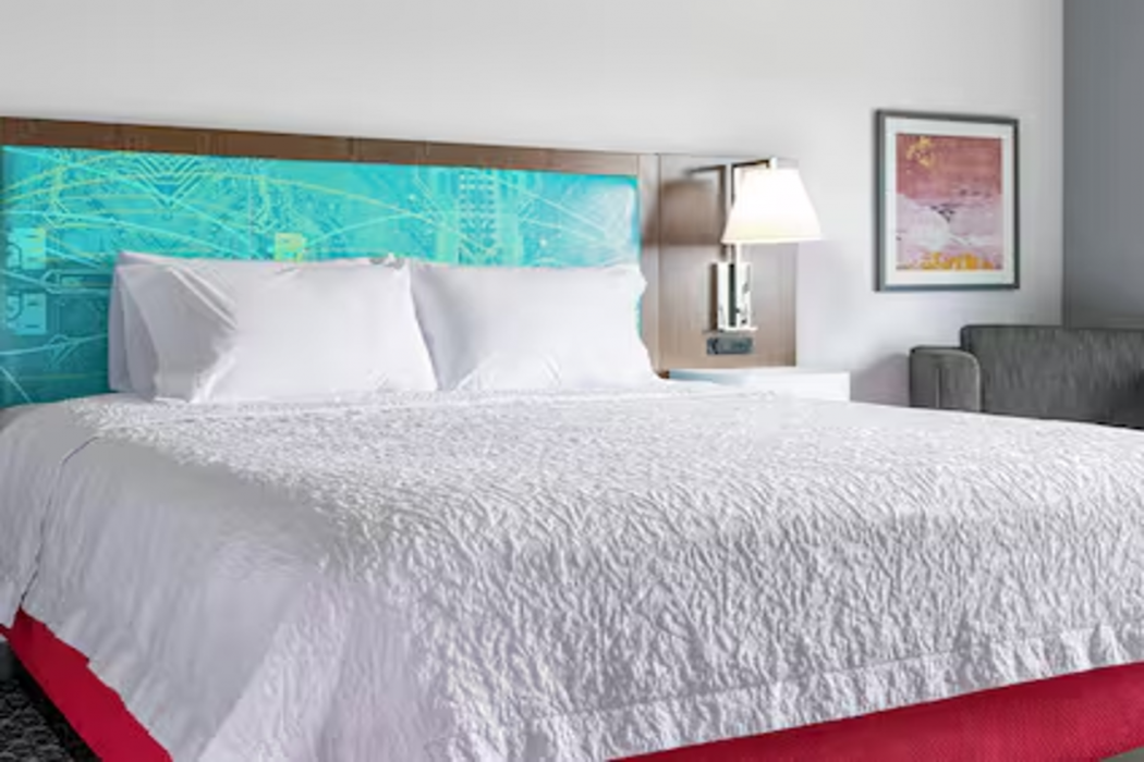 Hampton Inn & Suites Cheyenne, WY 3/8