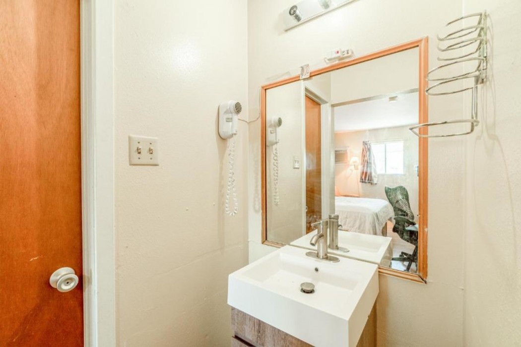 American Inn by OYO Colorado City I-20 15/34