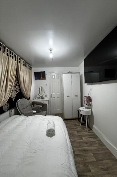 OYO Unique Guest Room 1/5