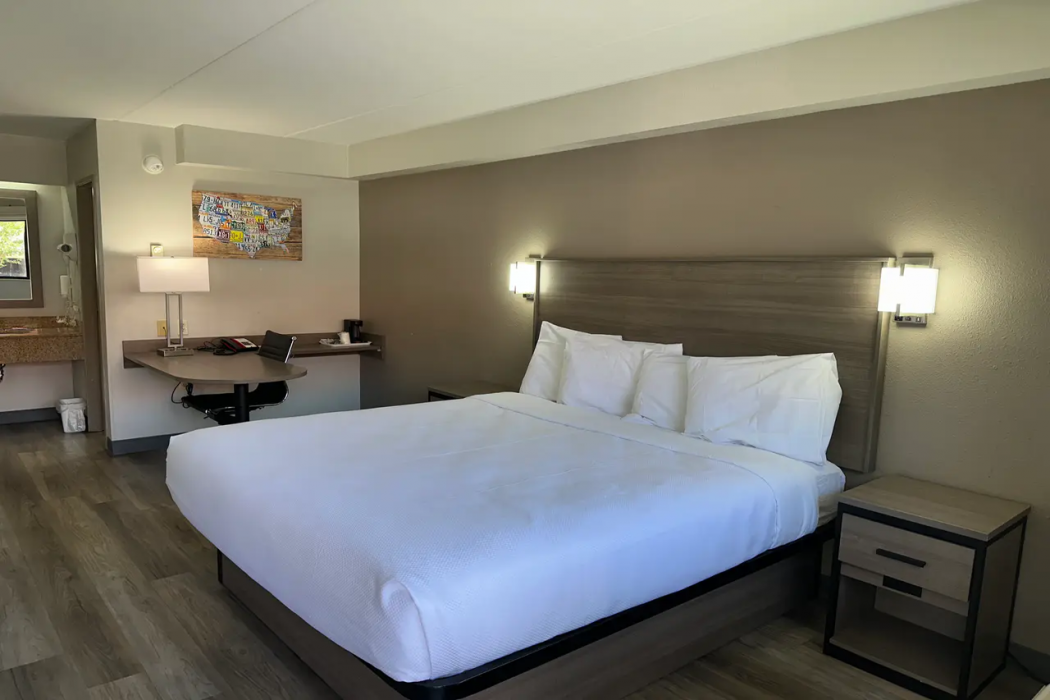 Econo Lodge Hickory 13/21