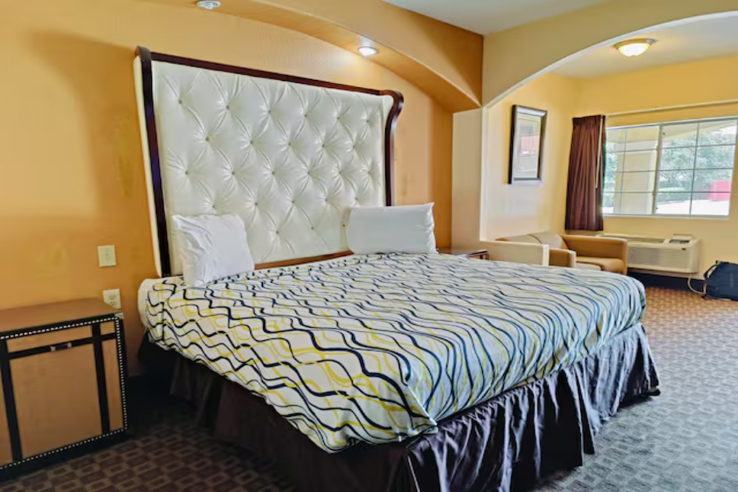 Capital O Deluxe Inn Channelview Houston I-10 17/58