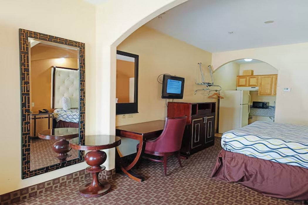 Capital O Deluxe Inn Channelview Houston I-10 18/58