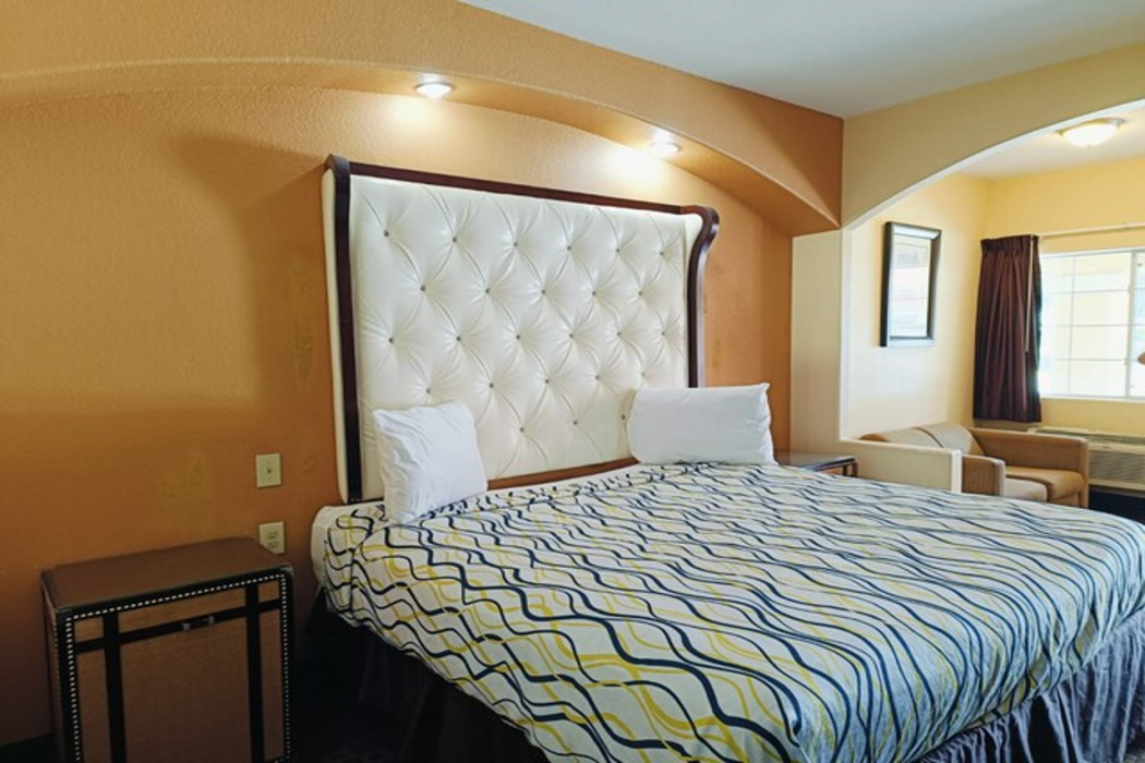 Capital O Deluxe Inn Channelview Houston I-10 16/58