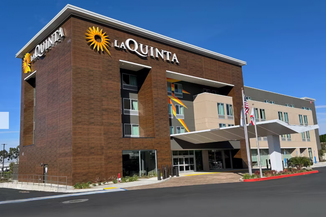La Quinta Inn & Suites by Wyndham Phoenix near State Farm St image