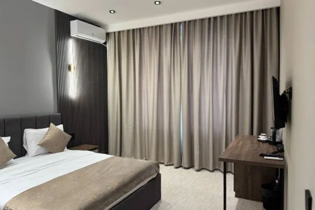 Twelve Inn Hotel 8/40
