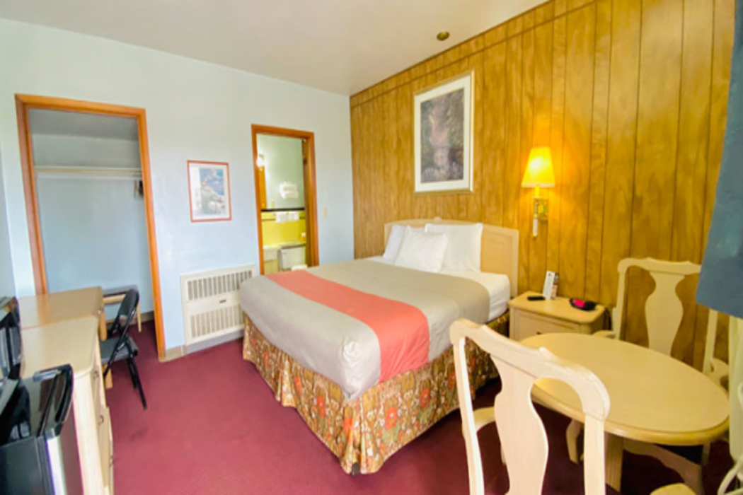 Hotel O Hillcrest Norton KS Hwy 36 8/43