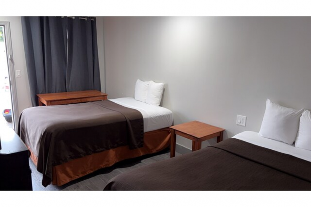 6 Rivers Motel 10/56