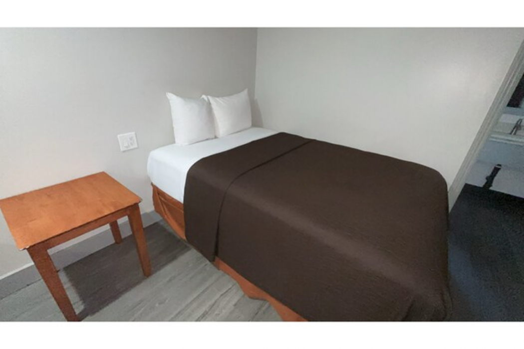 6 Rivers Motel 8/56