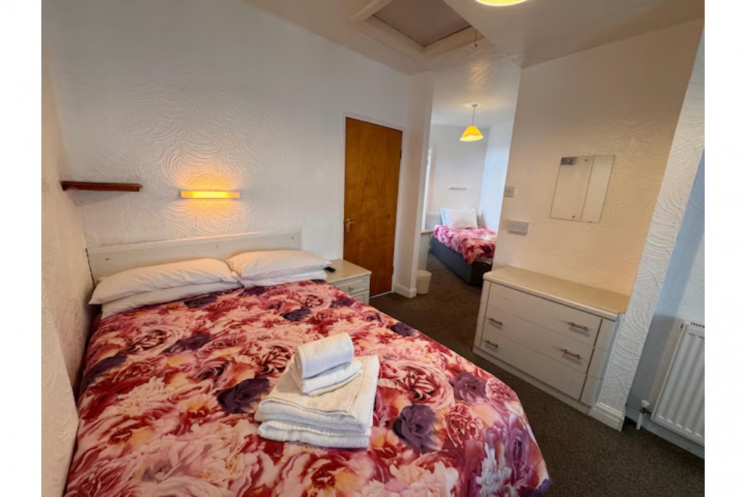 RideSide Hotel, next to Pleasure Beach Blackpool 20/65