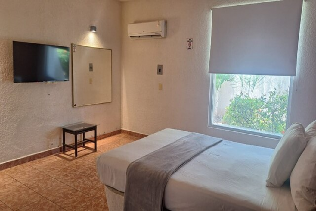 OYO Hotel Rolovi Cancun 11/60