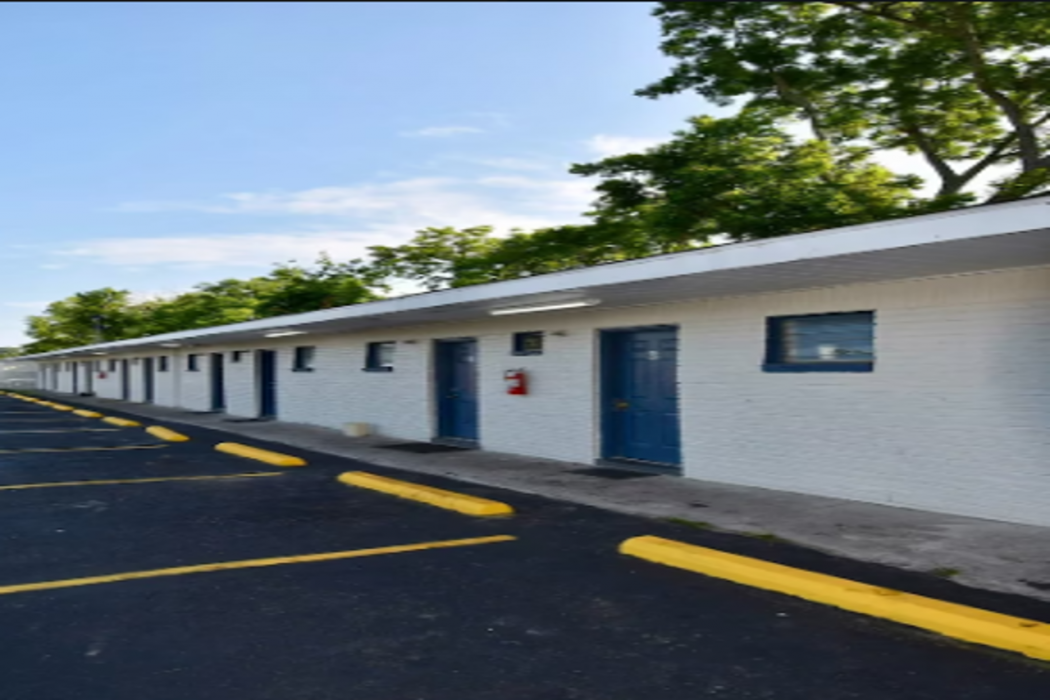 Motel 19 By Capital O Baytown I-10 image