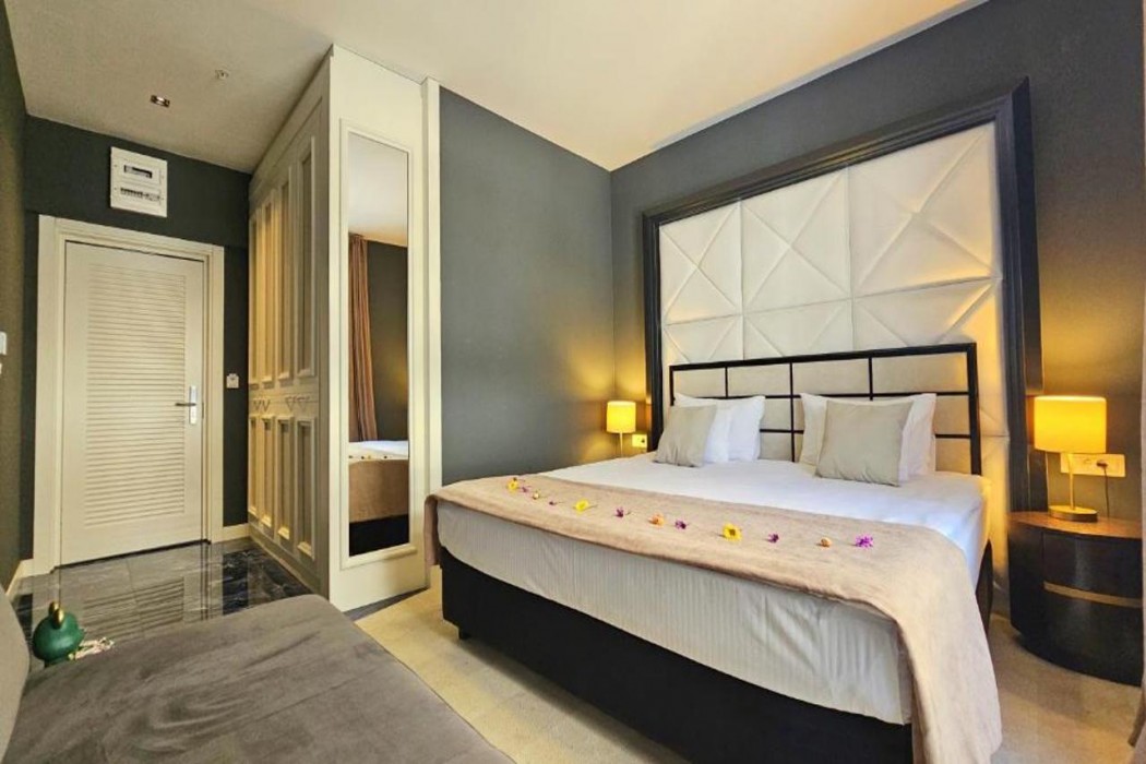 Royalis Suites 7/32