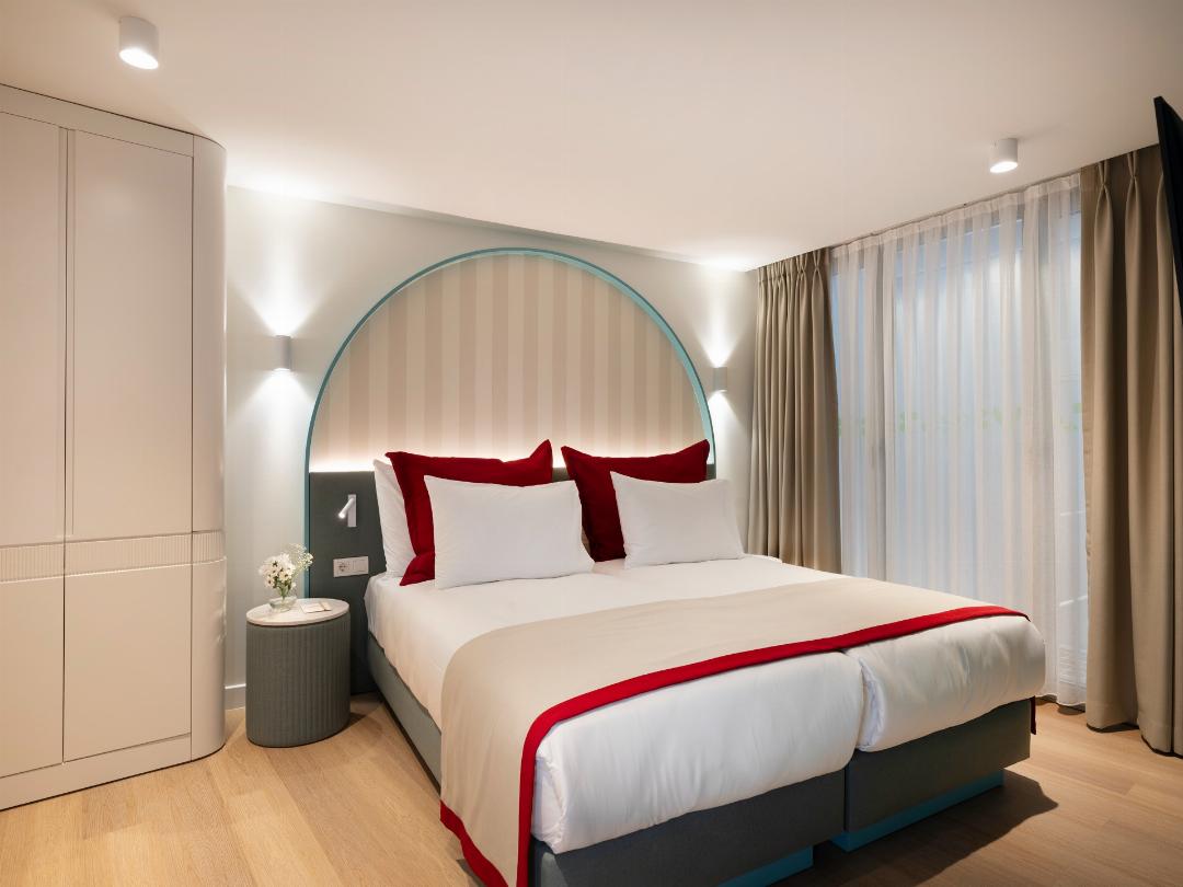 QUEEN ROOM WITH ATRIUM