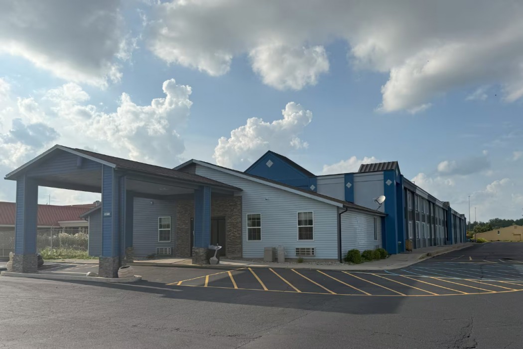 Super 8 by Wyndham Fort Wayne image